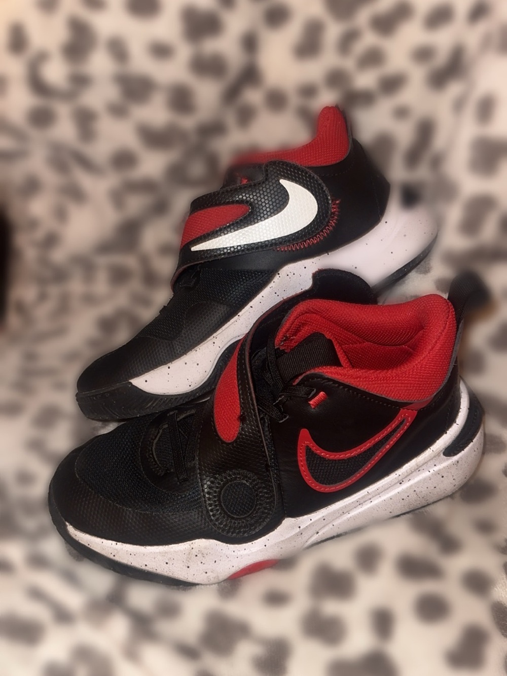 Nike Kids Black and Red Low-Top Sneakers with White Midsole